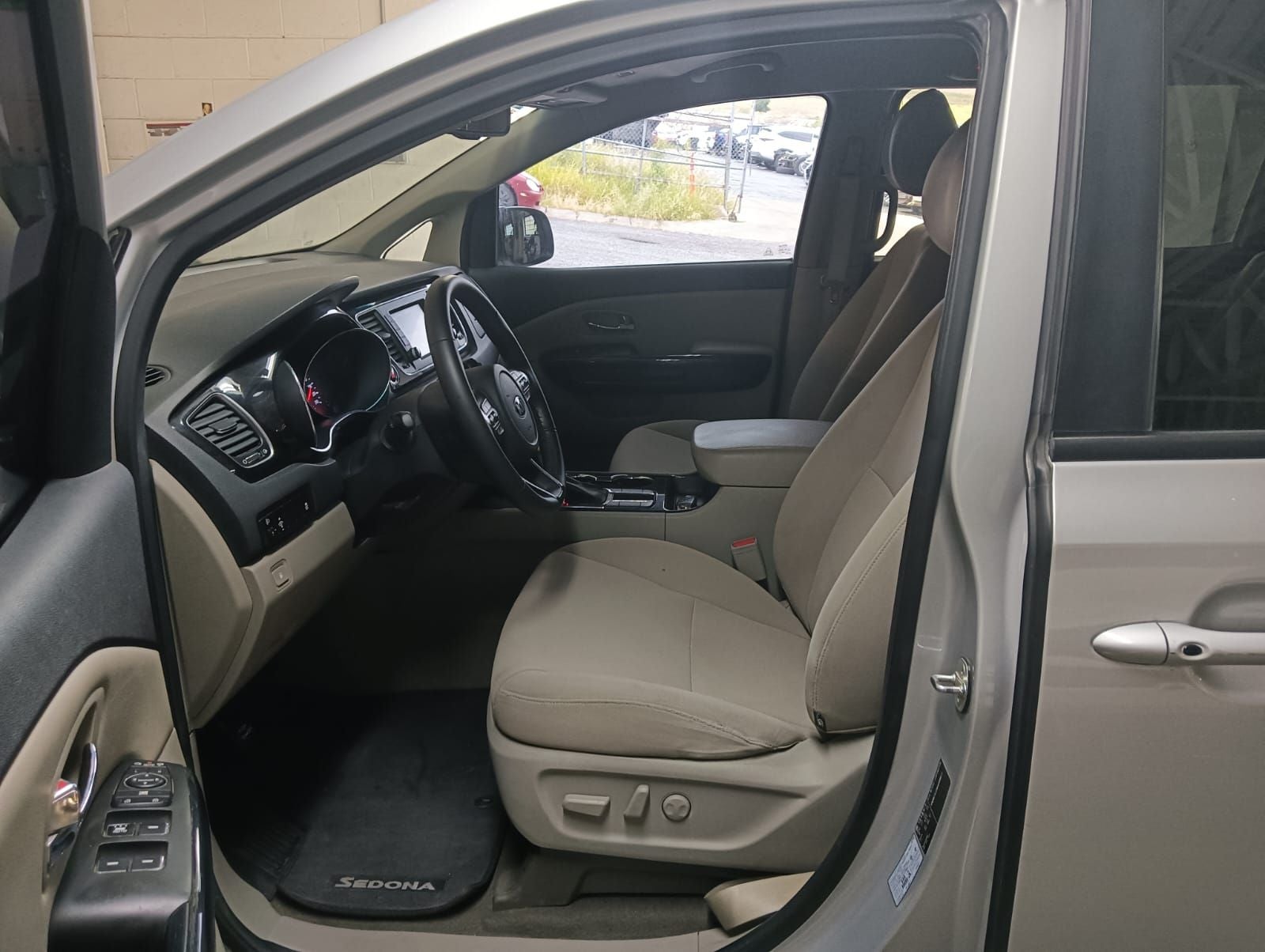 2019 Kia Sedona 3.3 V6 EX Piel 8 Pasajeros At